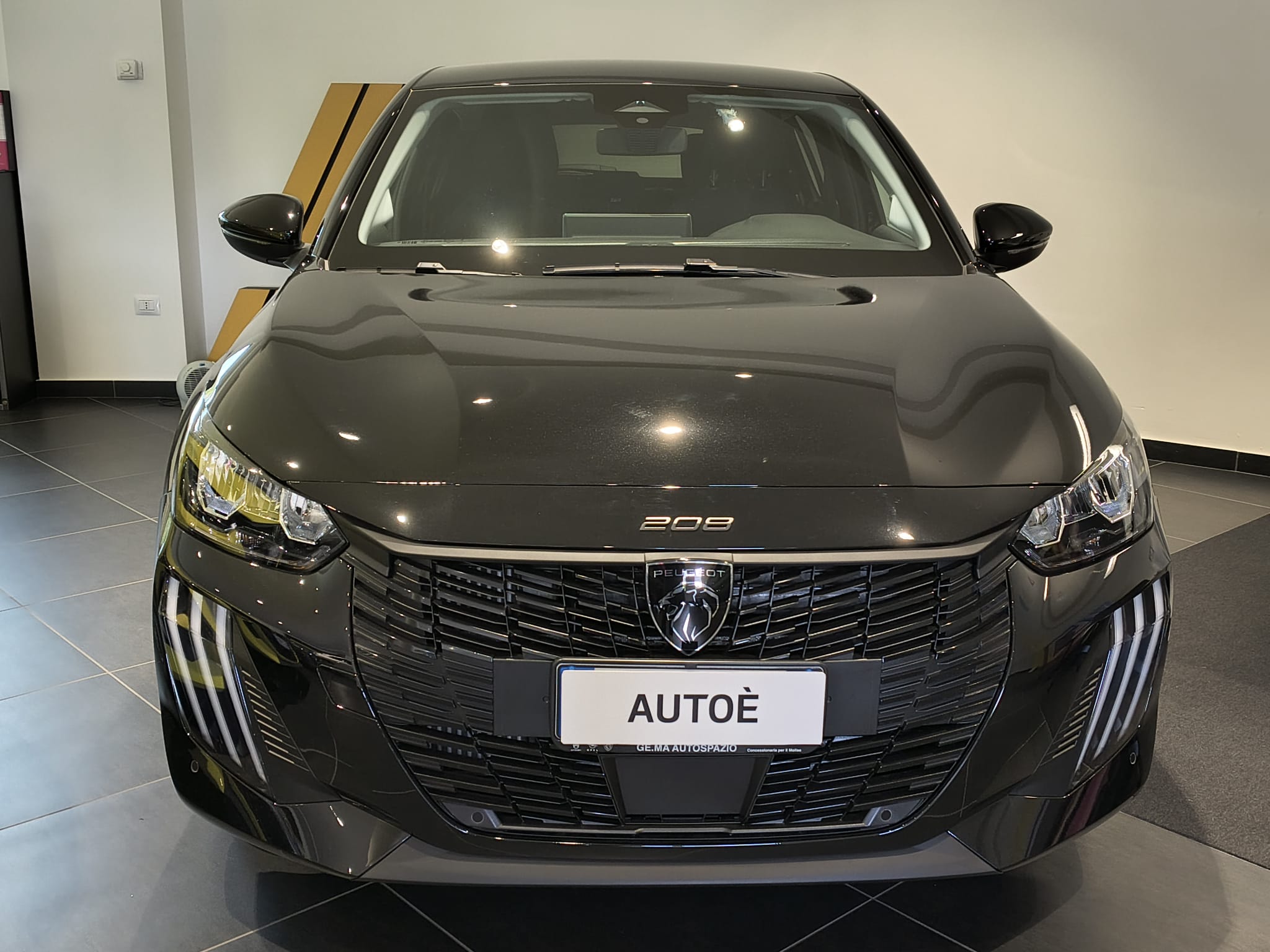 PEUGEOT 208