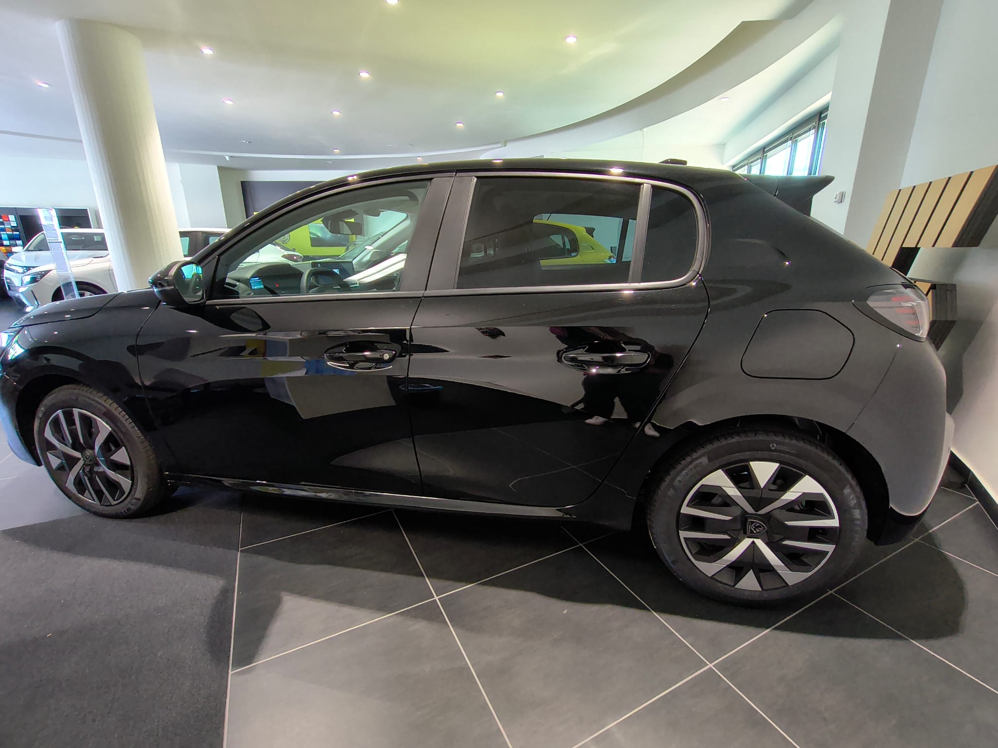 PEUGEOT 208 - miniatura 5
